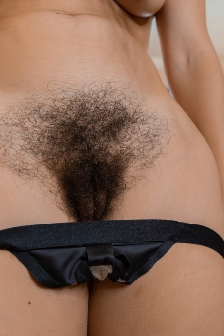 Соло-модель Вайолет Руссо выставляет на всеобщее обозрение свои натуральные подмышки и киску 8