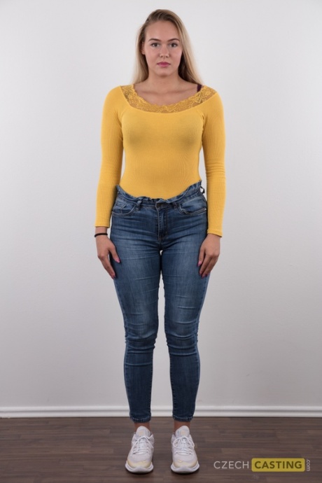 Полностью одетая 18-летняя Сильви стоит голой задницей после того, как сняла с себя одежду 2