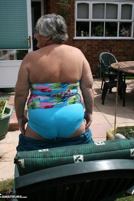 Непослушная любительская бабуля Либби вставляет бутылку в свою толстую киску в саду 4