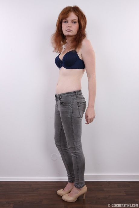 Разорившаяся рыжая прибегает к тому, чтобы раздеться, чтобы заплатить за квартиру 4