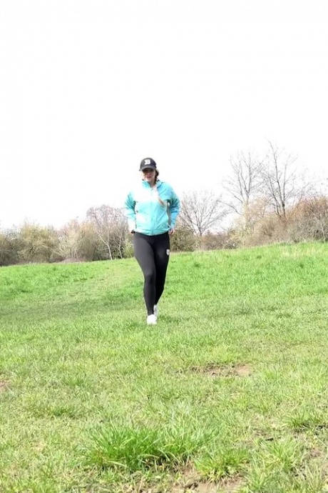 Белую девушку Бьянку застукали за тем, что она мочилась, пересекая широкое открытое поле 1