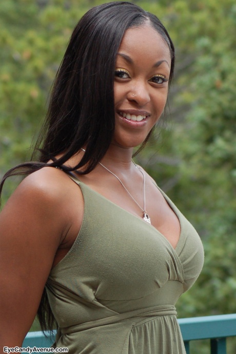 Негритянка-любительница Эмбер высвободила свои большие сиськи из длинного платья на балконе 3