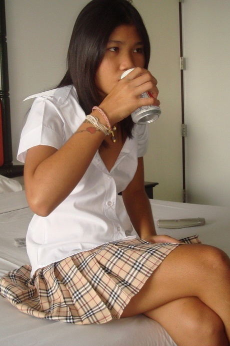 Молодая азиатка Эппл освобождает свою лысую киску от белых хлопчатобумажных трусиков 13