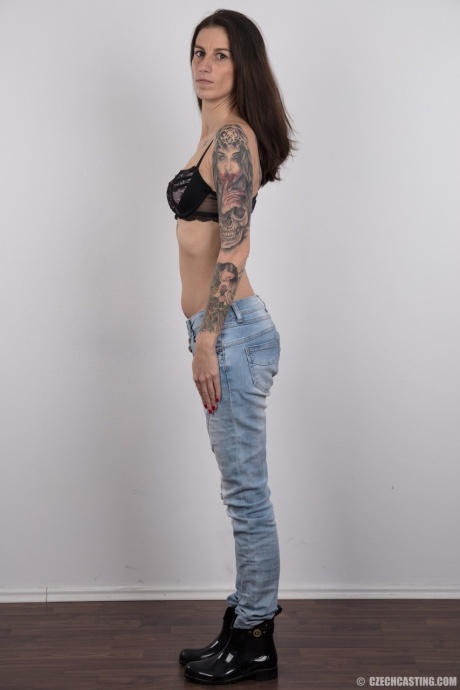 Татуированная женщина Альжбета впервые выставляет на всеобщее обозрение свое стройное тело 5
