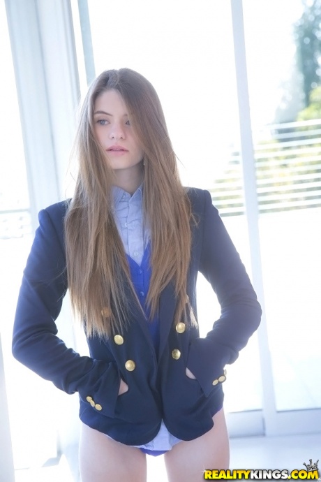 Длинноволосая милашка-подросток Элис Марч избавляется от своей униформы и трусиков 6