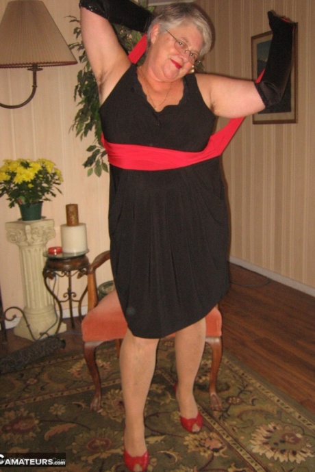 Старая жирная богиня с поясом ласкает отвисшие сиськи в черных бархатных перчатках и чулках 8