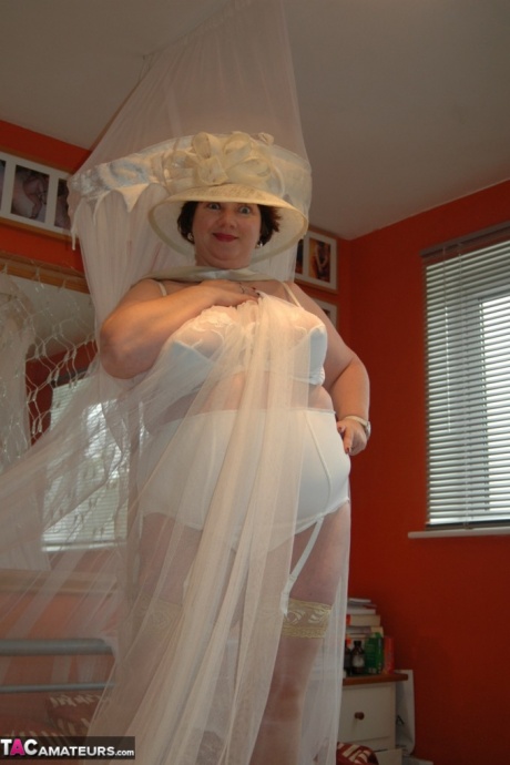 Британская толстушки Крис 44g надевает большую шляпу в нижнем белье и нейлоновых чулках 18