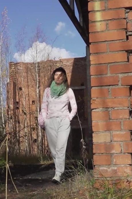 Белая девушка Рита отходит в туалет за заброшенным кирпичным зданием 1