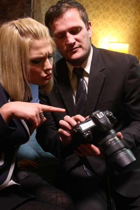 Белокурая студентка Люси Харт занимается сексом со своим учителем в спальне 2