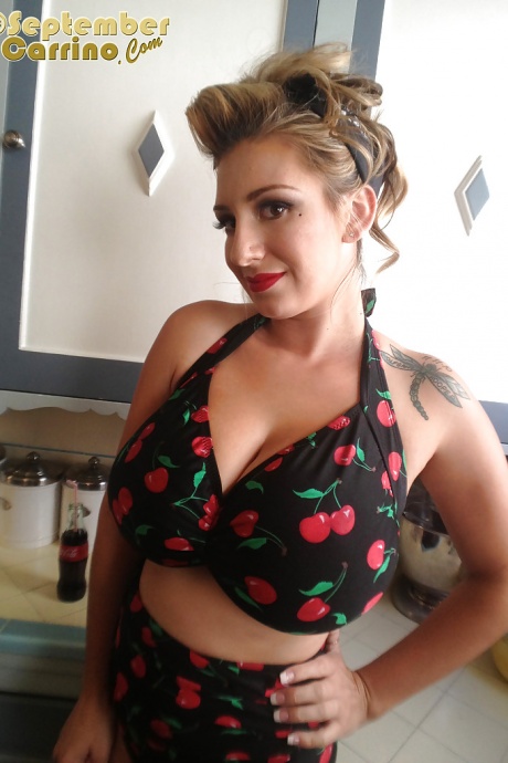 Большегрудая блондинка Сентябрь Каррино демонстрирует свое подтянутое тело 1