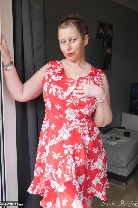 Зрелая шикарная любительница София обнажает свою большую задницу и киску в красных туфлях на каблуках 3