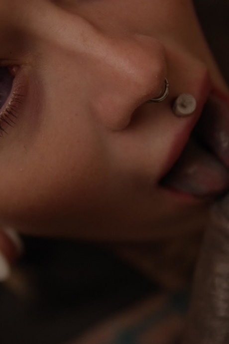 Блондинка с модификатором тела играет со своей киской после межрасового минета 3