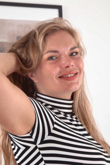 Толстая любительница Ульрикке показывает свои крошечные сиськи и волосатые ягодицы, прежде чем раздвинуть кусты 1