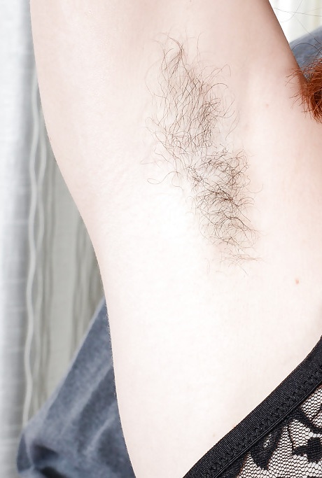 Волосатая любительница Эмма Эвинс принимает покрытый презервативом член в свою жопу 2