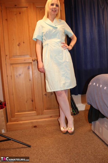 Натуральная блондинка Трейси Лейн встает на колени, чтобы получить сперму после траха от первого лица 1