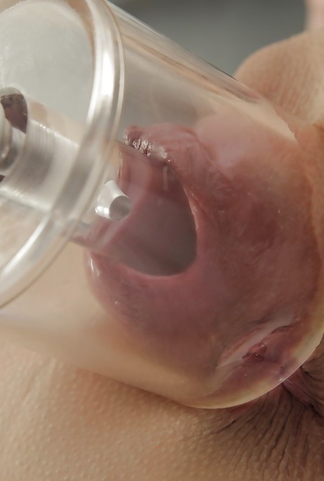 Кудрявая брюнетка модель Гитти накачивает мастурбирующую пухлую киску вакуумным насосом 8