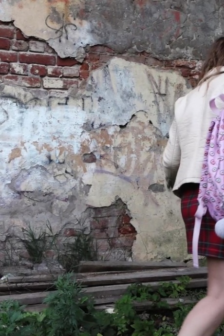 Коротко стриженная девушка Рита прячется за зданием, чтобы позарез помочиться 2