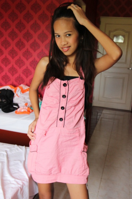 Молодая азиатка-любительница Дзен снимает свое розовое платье, чтобы показать волосатую киску и отсосать от первого лица 1