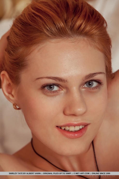 Евро-подросток Ширли Тейт снимает черное белье, чтобы продемонстрировать свою голую киску 18