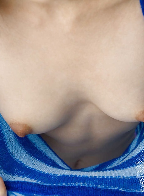 Противная студентка-азиатка Рин Сакураги показывает свои крошечные упругие сиськи 4