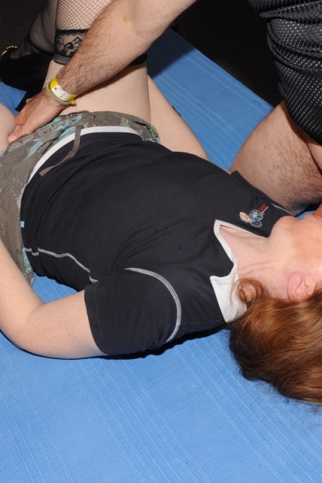 Зрелые шлюхи дрочат свои рты и киски во время групповухи 6