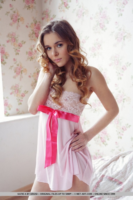 Сладкая молоденькая Кэти А с босыми ногами широко раздвигает голую лысую киску 4