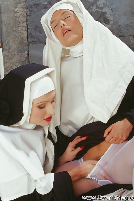 Дымящиеся горячие монахини раздевают друг друга и развлекаются по-лесбийски 2