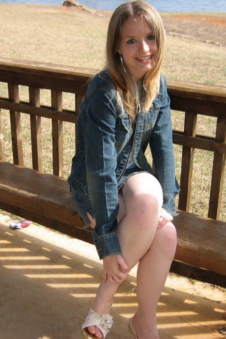 Симпатичная распутная молоденькая Шелби сверкает своими твердыми сосками у озера в общественном парке 5