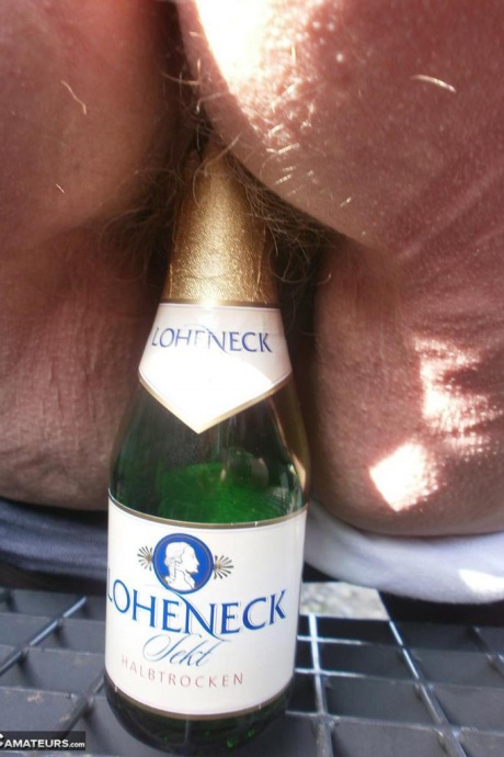 Возбужденная старая Каро на открытом воздухе в сапогах раздвигает киску, чтобы поиграть с бутылкой вина 3