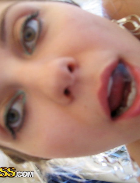 Сексуальная любительница Лори берет киску в рот во время домашнего действия от первого лица 16