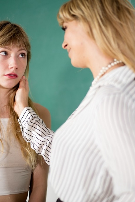 Белокурая учительница Шери Девилл занимается лесбийским сексом со своей ученицей Айви Вулф 2