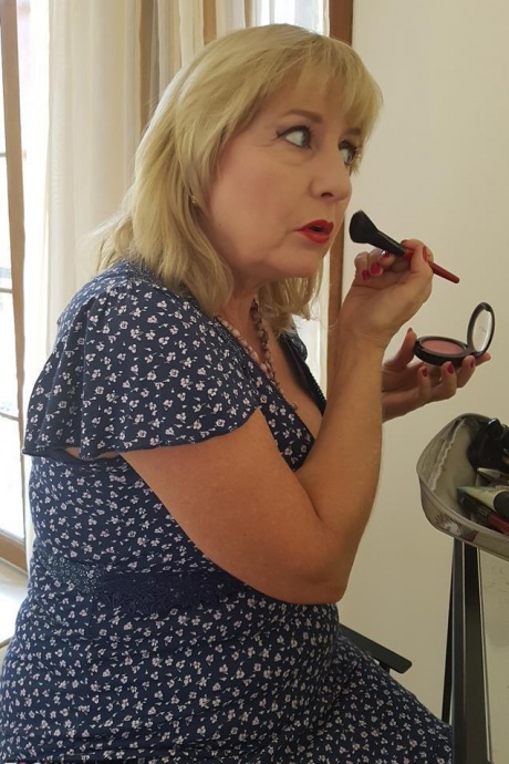 Горячая зрелая блондинка Лорна Блу в рваных колготках встает на колени, чтобы потереть киску 4