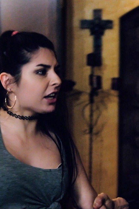 Кира Крофт и Сильвия Сайдж подвергаются жесткому сексу со стороны полицейского во время вызова 2