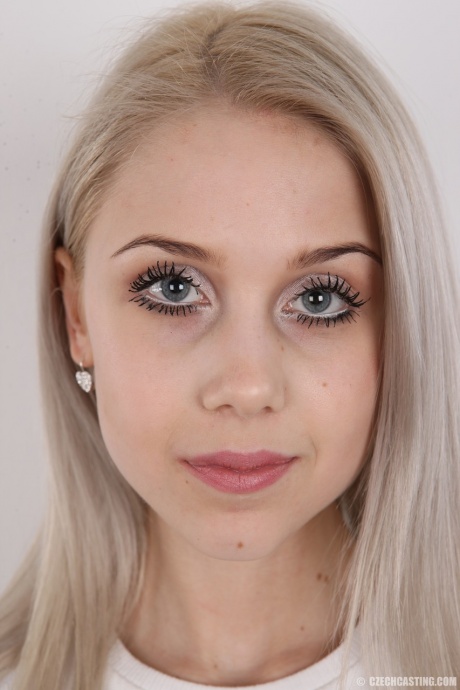 Худенькая 18-летняя девственница Наталья снимает с себя одежду, чтобы предстать обнаженной 1