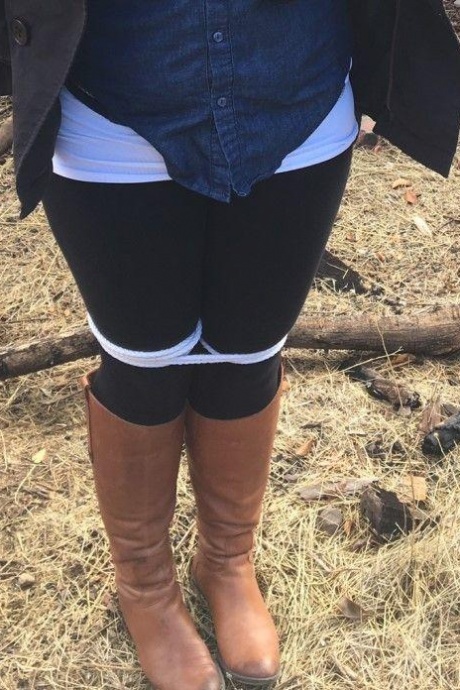 Полностью одетый толстяк расколот, с кляпом во рту и связанный веревкой в заросшем кустарником лесу 15