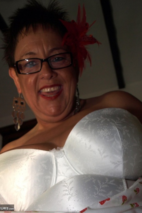 Веселая зрелая WarmSweetHoney нагибается под юбкой в трусиках и обнажает огромные сиськи 10