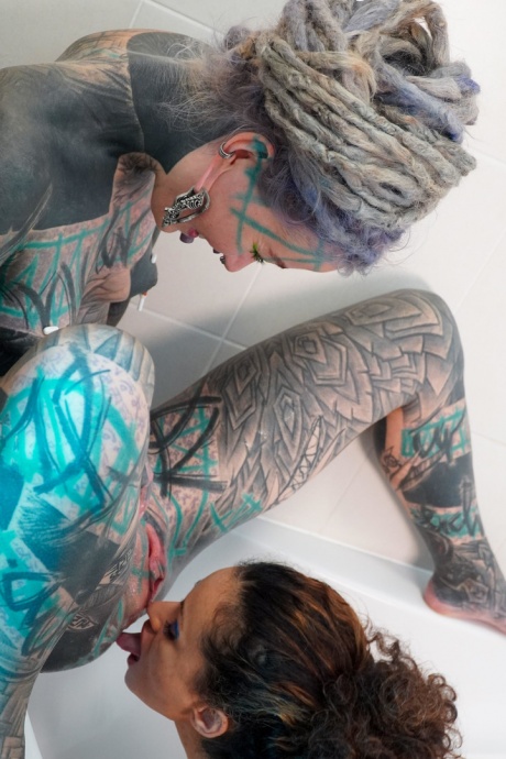 Альтернативные девушки Анускацц и Стейси Блум сжимают киски кулаками во время лесбийского секса в ванне 13