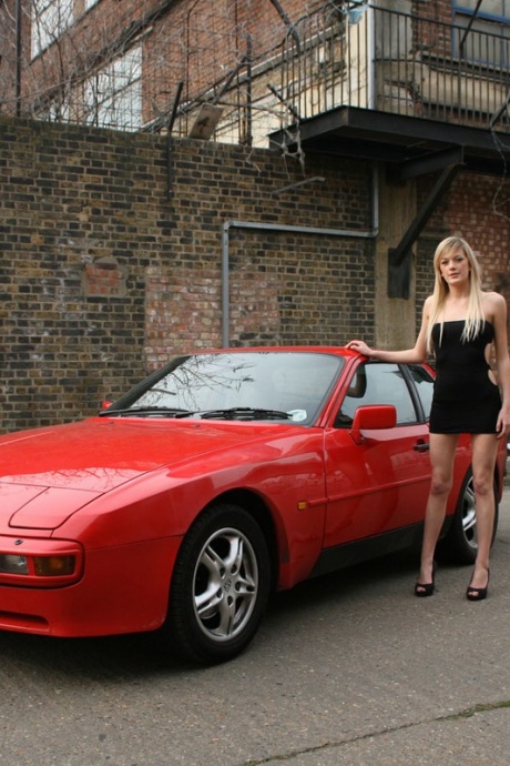 Длинноногая блондинка Эддисон катается топлесс на красной спортивной машине в промышленном районе 1