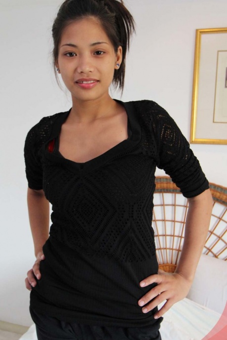 Худенькая филиппинка показывает свою лысую киску перед тем, как подрочить секс-туристу 3