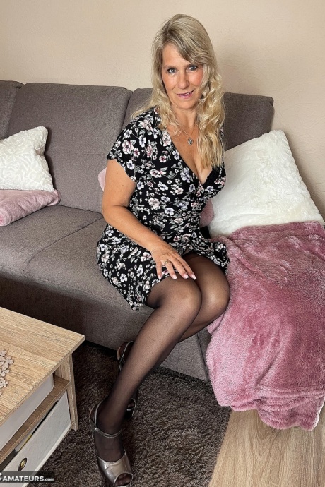 Блондинка средних лет Свит Сьюзи выходит обнаженной на балкон, прежде чем заняться моделированием нижнего белья 10