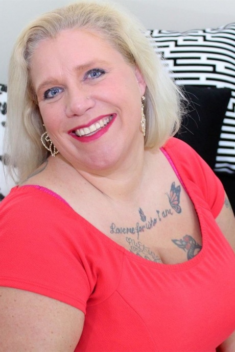 Толстая блондинка Фокси Китти держится за свои огромные сиськи после того, как разделась догола 9