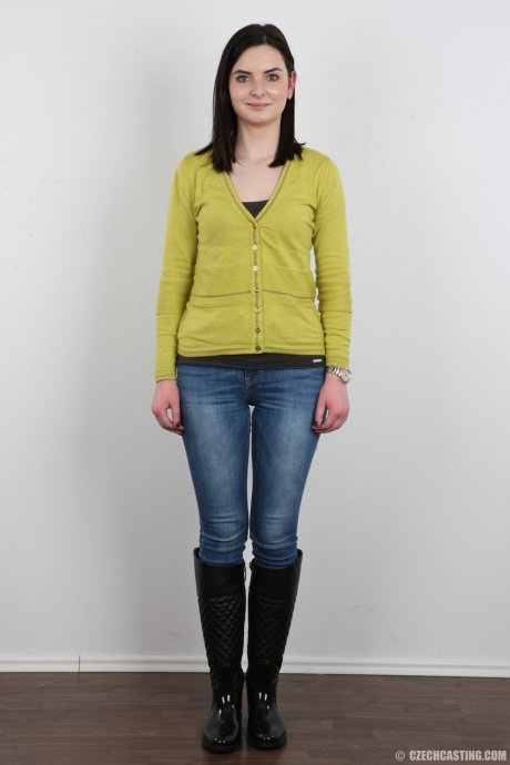 Брюнетка-любительница оживляет свою скучную жизнь, позируя в костюме для дня рождения 2