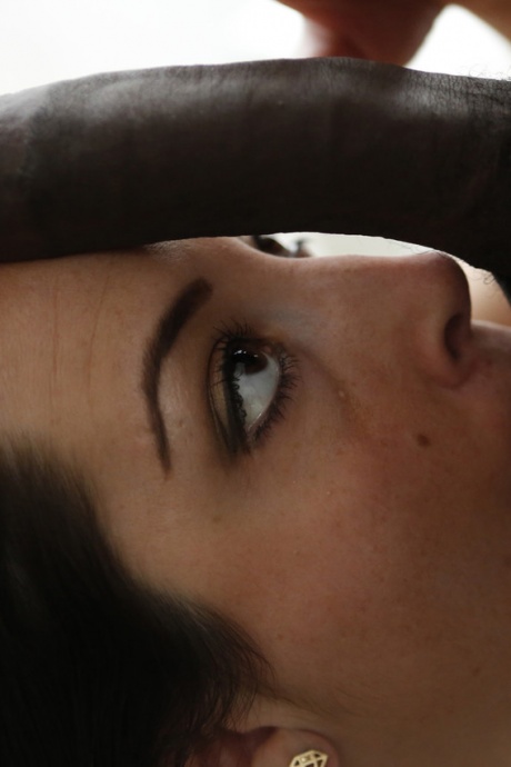 Молодая девушка Марли Блейз раздевается на каблуках перед межрасовым анальным сексом 6