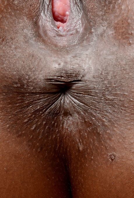 Чернокожая модель Ноэми Билас снимает лифчик и трусики, надевая очки 16