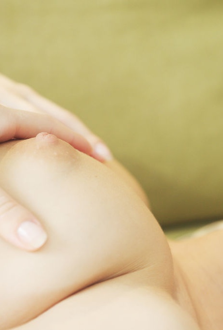 Голая русская молоденькая Фелисити гладит свою киску на посадочной полосе во время сольного действа 10