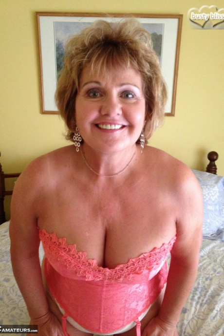 Пожилая грудастая любительница Блисс облизывает свои губы, работая без сексуального нижнего белья 11