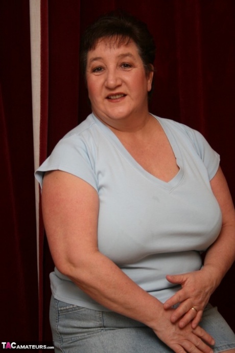 Пожилая жирная кудрявая Кэрол задирает джинсовую мини-юбку, чтобы показать свою большую задницу 1