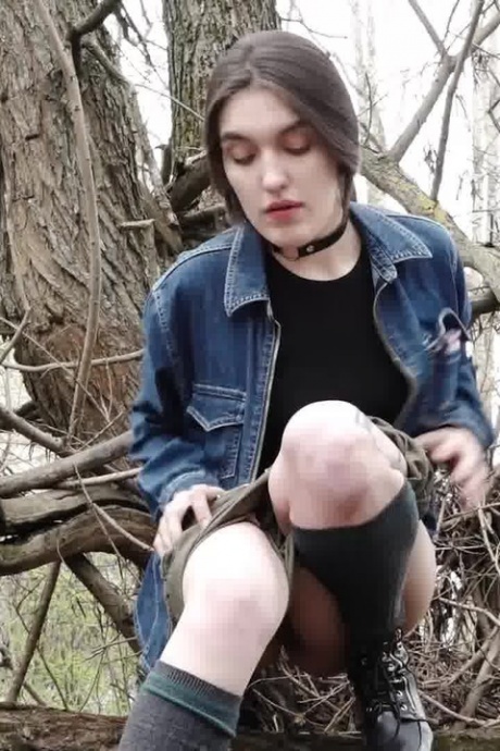 Расстроенная девушка отваживается залезть на ветку дерева, чтобы пописать 13