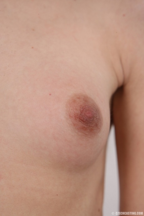 Худенькая 18-летняя девственница Наталья снимает с себя одежду, чтобы предстать обнаженной 13