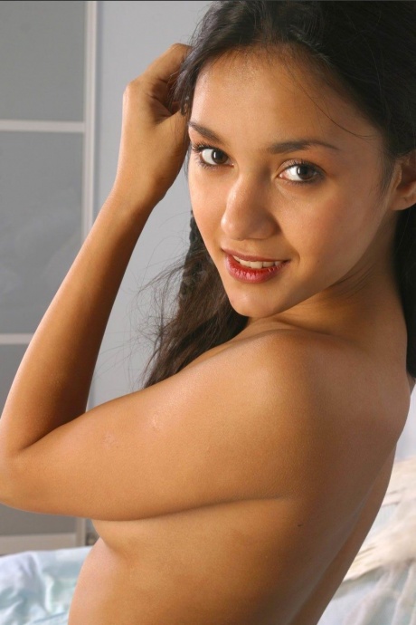 Красивая индийская девушка Сабин полностью раздевается на растрепанной кровати 9